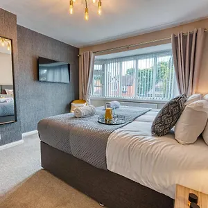 Elegant House: 5-bed Retreat For Business & Leisure Holiday home